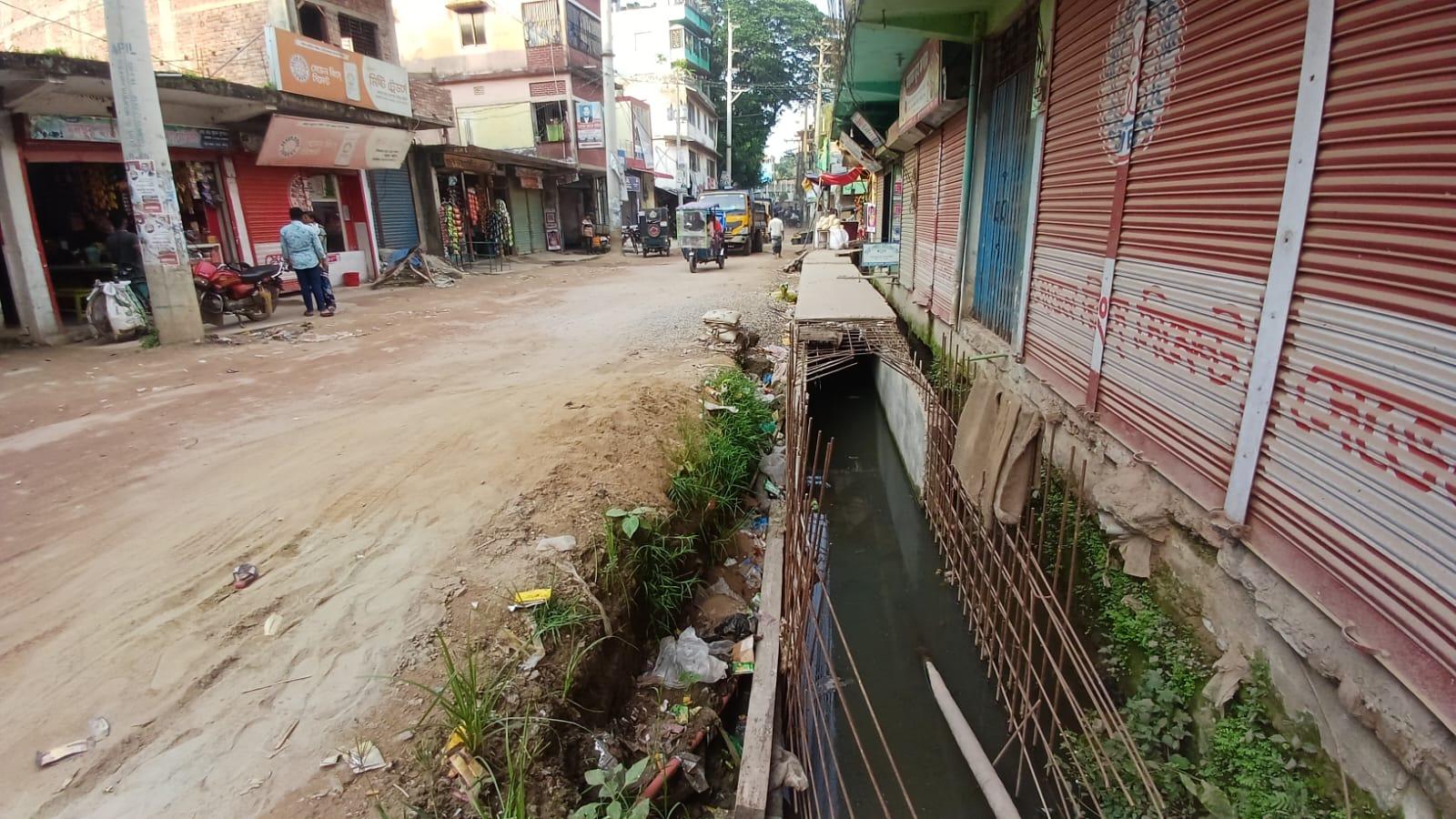 রায়পুর পৌরসভা সড়ক: ১৬ কোটি টাকার প্রকল্পের কাজ বন্ধ, চুরি হচ্ছে নির্মাণসামগ্রী